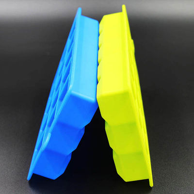 แม่พิมพ์น้ำแข็งซิลิโคนสี่เหลี่ยมไม่เป็นอันตราย Cube Trays 15 Cavities Multicolor นำกลับมาใช้ใหม่ได้